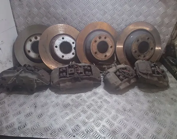 Jarrusatulat Audi Q7 OEM 4M0615106EB Kompletti image 2