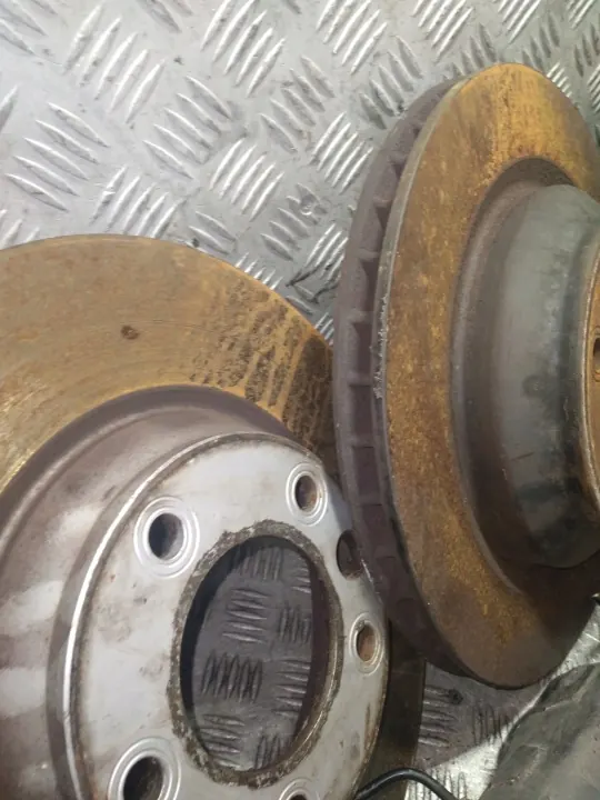Jarrusatulat Audi Q7 OEM 4M0615106EB Kompletti image 3