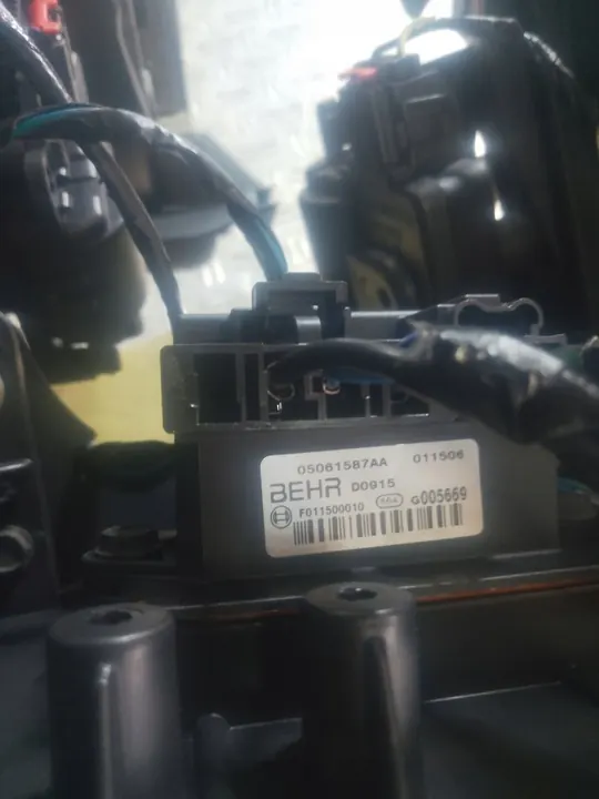 CHRYSLER 300C 04-10 Verwarming 3.0 05061587AA image 5