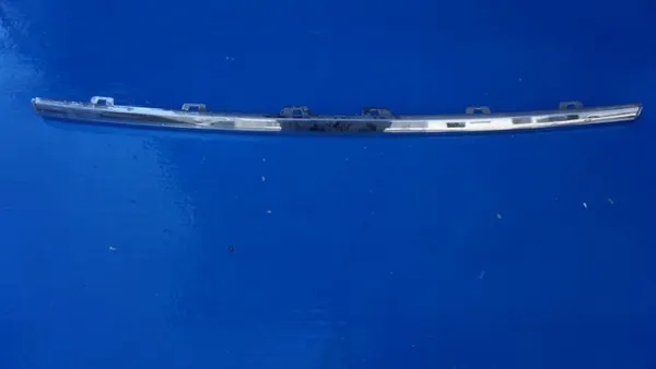 Volvo XC60 II Takapuskurin Kromilista OEM 32234979 image 2