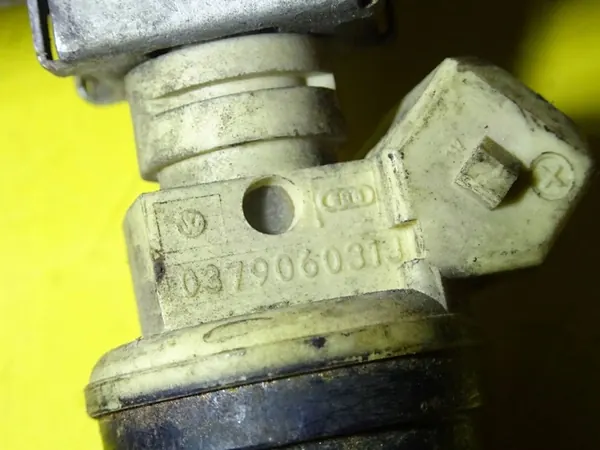 Kraftstoffschiene VW Passat B4 1.6 037906031J / 0280150955 image 2