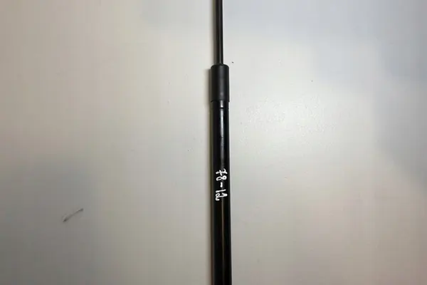 Vasen konepellin aktuaattori VW TOUAREG 3.0L Diesel 165kW 7L6823359B image 3