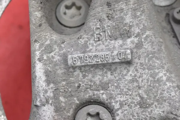 OEM 6792286-04 Etu-oikea pyöränkannatin BMW F20 image 3