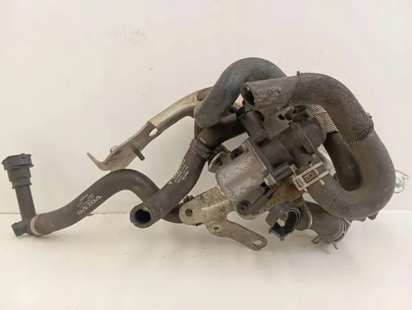 Soporte Bomba Agua Volvo OEM 344069030 - Usado image 4