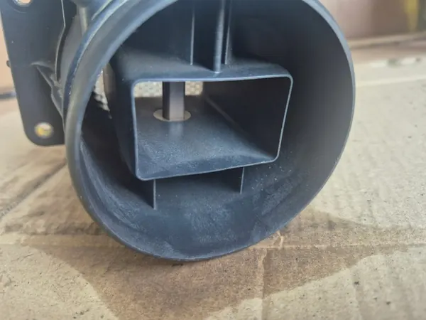 Débitmètre d'air Mitsubishi Carisma 1.8GDI E5T08271 image 3