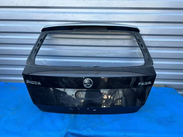 Tapa Maletero Skoda Fabia III OEM 6V6827159 - Usado image 2