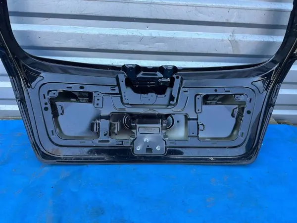 Tapa Maletero Skoda Fabia III OEM 6V6827159 - Usado image 10