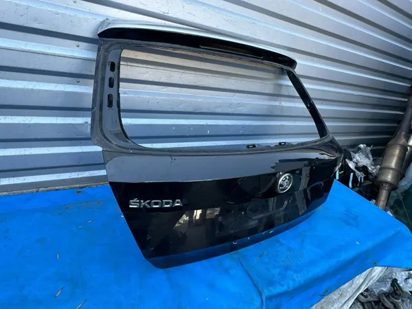Tapa Maletero Skoda Fabia III OEM 6V6827159 - Usado image 3