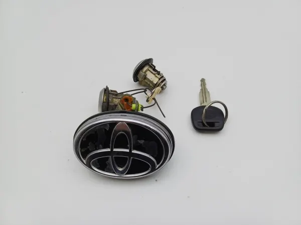 Fecho porta-malas Toyota Paseo OEM DRC100377 - Usado image 2