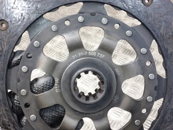 Kaksoismassaväylä + Levy + Puristuslevy + Laakeri BMW E46 image 6