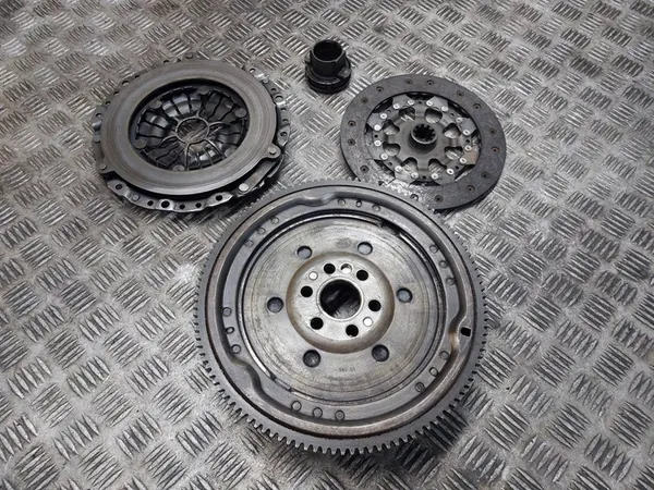 Kaksoismassaväylä + Levy + Puristuslevy + Laakeri BMW E46 image 7