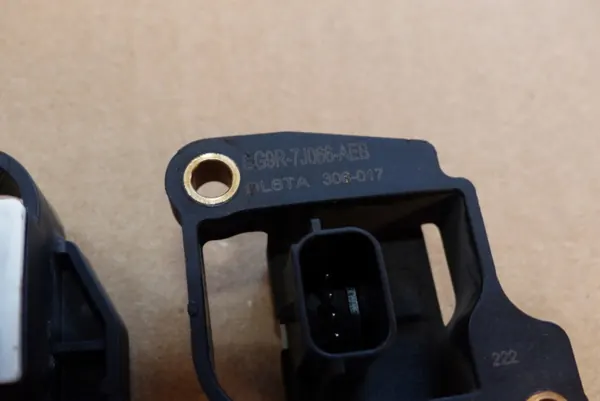 Sensor Caja Volvo OEM CG9R-7J066-AEB Usado image 3