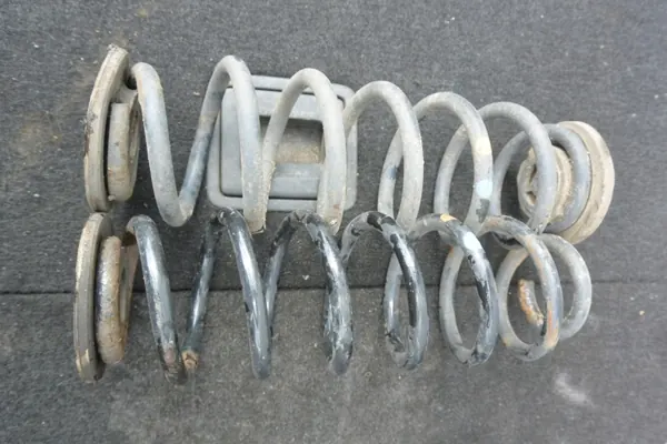 Hinterfeder-Satz OEM SPRĘŻYNA TYLNA TYŁ VW image 3