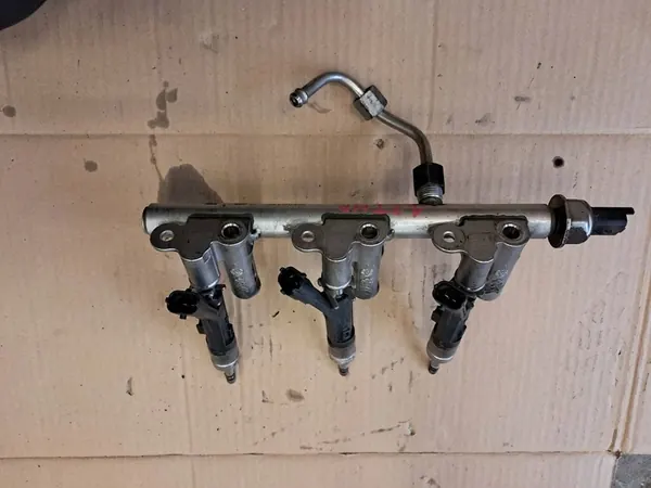 PEUGEOT 5008 II P87 1.2 PureTech Brandstofrail Injectoren OEM image 2