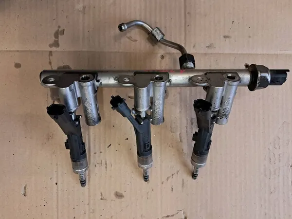 PEUGEOT 5008 II P87 1.2 PureTech Brandstofrail Injectoren OEM image 3