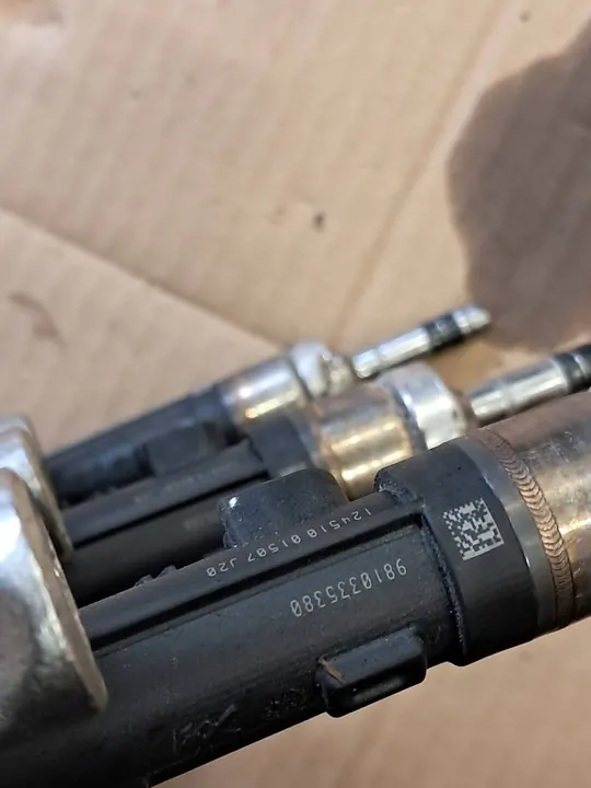 PEUGEOT 5008 II P87 1.2 PureTech Brandstofrail Injectoren OEM image 5