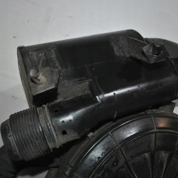 Ilmansuodattimen kotelo AUDI 80 AVANT 2.0L bensiini 056129620 image 2