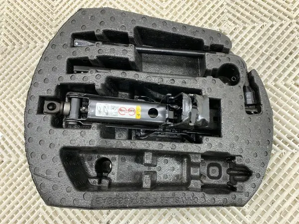 Ensemble d'outils JEEP GRAND CHEROKEE WK 68145664AB image 1