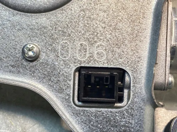 Suzuki Vitara achterruitenwissermotor OEM FBZ17756 image 3
