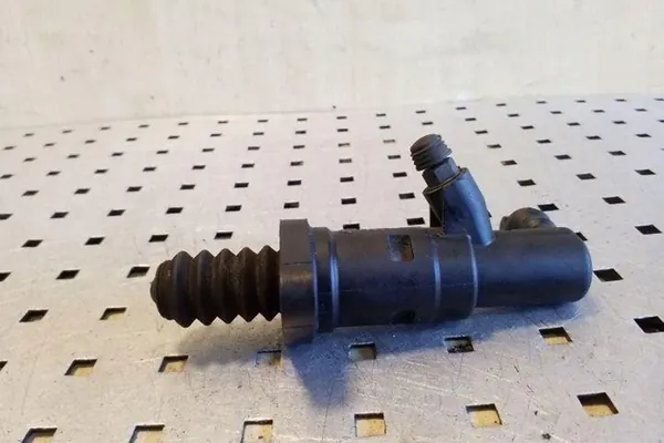 Kopplingscylinder SKODA OCTAVIA II 1.6L diesel 2012 OEM 1K0721261Q image 4