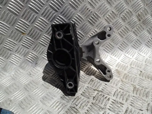 OIKEN MOOTTORIN KIINNITYS JEEP AVENGER 2023 1.2 THP OEM image 3