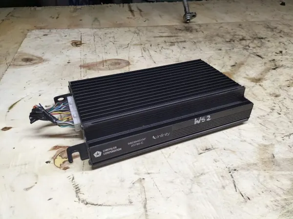 Amplificador Chrysler usado OEM 56038407AD para Voyager IV image 2