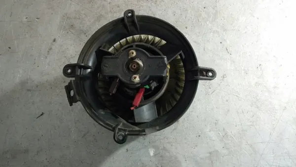 OEM 1 Matkustamon tuuletin Mercedes W203 - Käytetty image 2