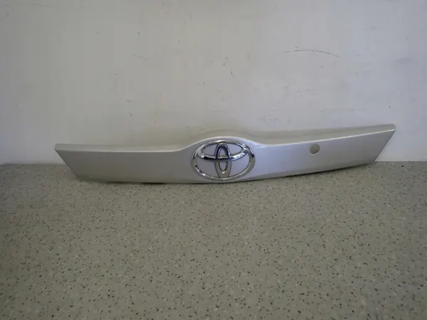 Toyota Verso S Bagagelucklist OEM - Begagnad image 4