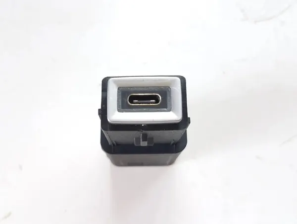 Tomada USB Peugeot OEM 9831377180 - Usado image 3