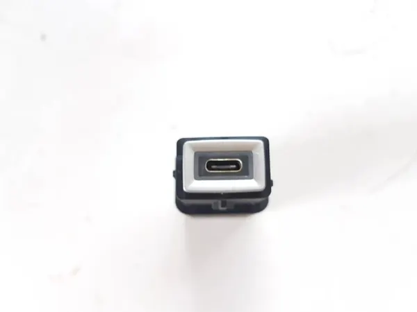 Tomada USB Peugeot OEM 9831377180 - Usado image 5