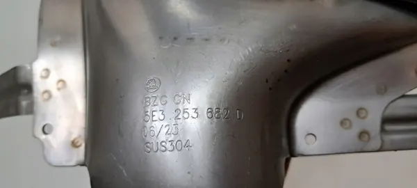 OEM 5E3253682D Oikea musta pakopää Skoda Octavia IV image 6