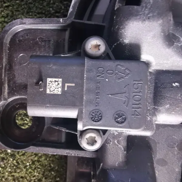 Tesla Model Y Linker Voor Deurhandgreep OEM 1528114-00-D image 3