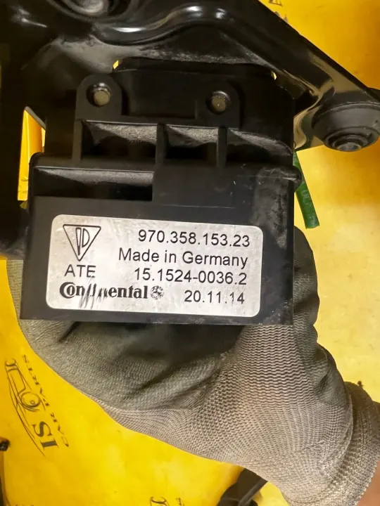 Porsche Luftfeder-Ventil OEM 97035815323 image 6