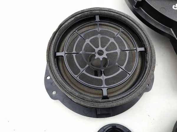 Audi A4 S4 B9 2018 Alto-falante da Porta Traseira Esquerda OEM 8W5035411 image 6