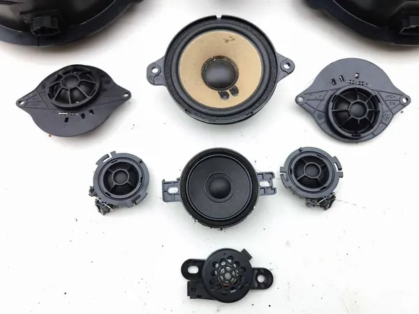 Audi A4 S4 B9 2018 Alto-falante da Porta Traseira Esquerda OEM 8W5035411 image 8