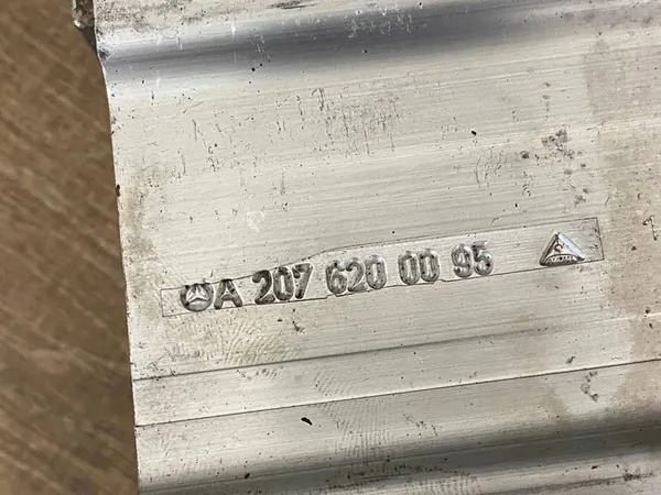 Etumman oikea puskurin iskunvaimennusalue Mercedes E-Class W207 OE A2076200095 image 3