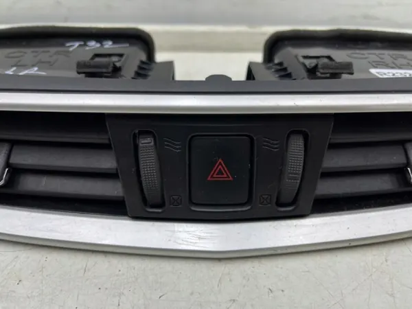 Grille de ventilation centrale Nissan Murano Z52 OEM 687505AA0A image 3