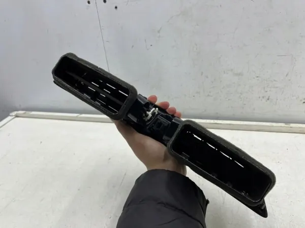 Grille de ventilation centrale Nissan Murano Z52 OEM 687505AA0A image 7