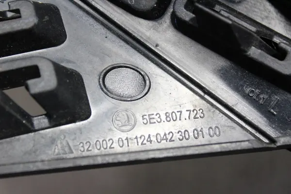 SKODA OCTAVIA IV 20-23 Grill 5E3807723 image 9