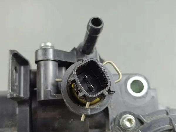 Nissan X-Trail T33 Boîtier de thermostat 96001110E image 2