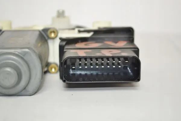 VW Golf 5 motorfäste bak höger OEM H005S0108 image 3