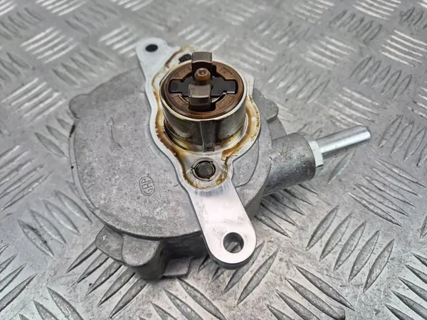 Mercedes E200 CGI W212 Imupumppu A2712301665 image 2