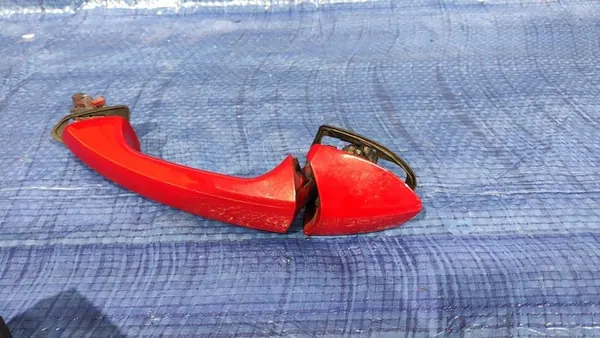 Vänster framdörrslås handtag röd 590 Mercedes W207 OEM image 2