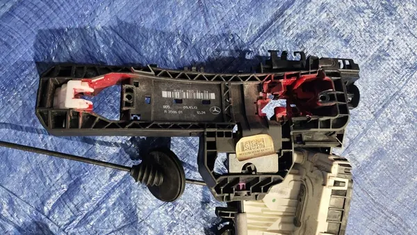 Vänster framdörrslås handtag röd 590 Mercedes W207 OEM image 7