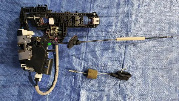 Vänster framdörrslås handtag röd 590 Mercedes W207 OEM image 8