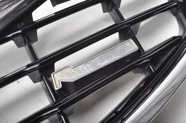 VOLVO V60 S60 II Grill R-Design image 10