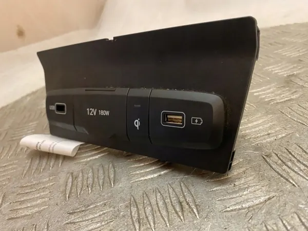 Tomada USB Hyundai Tucson OEM 84630N7800 - Usado image 3