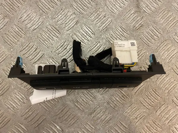 Tomada USB Hyundai Tucson OEM 84630N7800 - Usado image 7