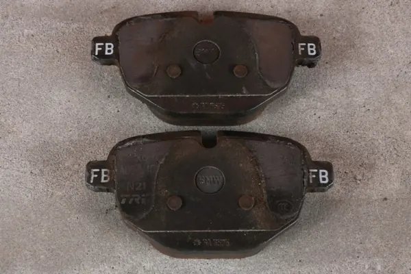 Conjunto Discos & Pastilhas Travão Traseiro OEM 6882245 - Usado image 4
