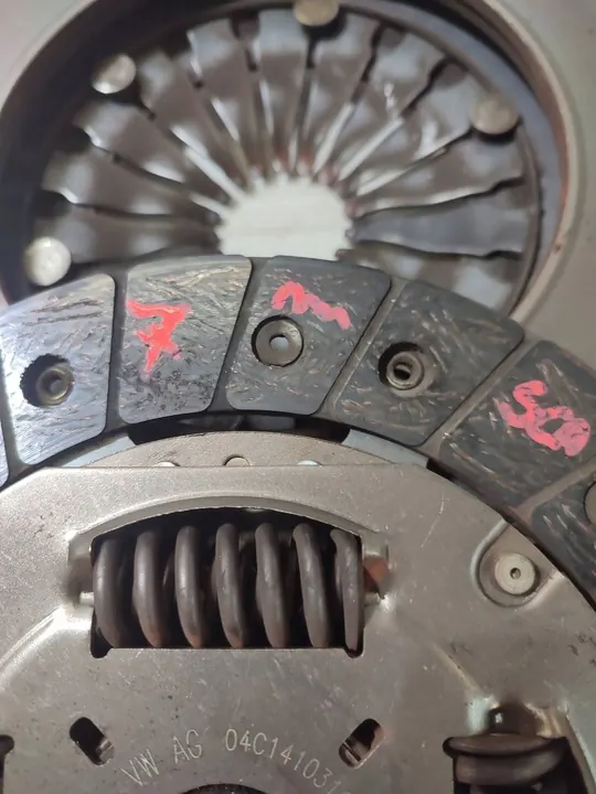 Conjunto de embreagem Skoda Scala 2020 OEM 04C141031C image 2